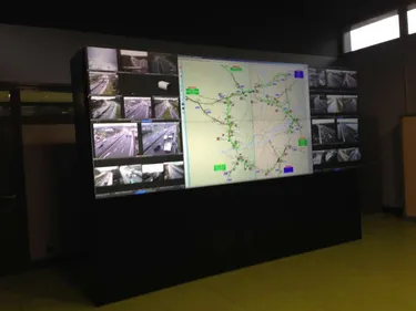 Des panneaux pour indiquer le temps de parcours, vitesse à 70 K/h...