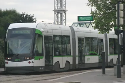 Nantes : un pavé lancé contre un tramway finit dans un landau ! 