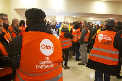 La CFDT des Transports bloque les accès à la raffinerie de Donges !