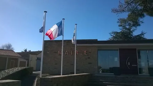Saint-Viaud : le drapeau européen et du Pays de Retz lacérés !