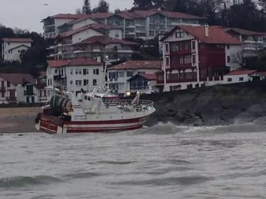 Un chalutier turballais s'est échoué ce matin à l'entrée du port de...