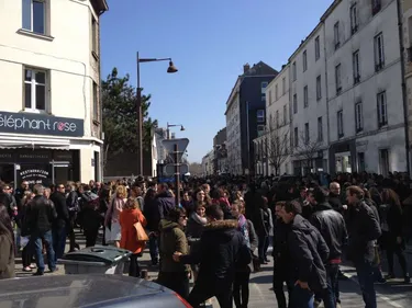 Nantes : 500 personnes rassemblées ce midi en hommage à l'éducateur...