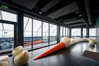 Nantes : l'accès au Nid, au 32ème étage de la Tour Bretagne,...