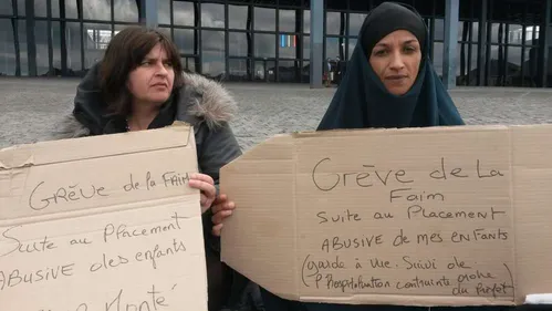 Une mère de famille entame une grève de la faim devant le Palais de...