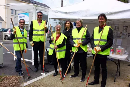 Opération désherbage à Saint-Nazaire