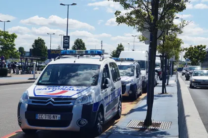 Nantes : énervée, elle tente de mordre un policier