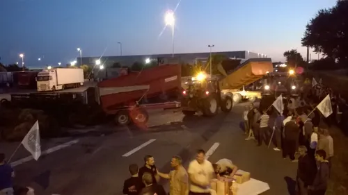 Action coup de poing des agriculteurs à Saint-Etienne-de-Montluc...