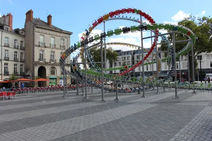Voyage à Nantes : les chaises de l'oeuvre Stellar à vendre ce...