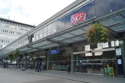 Il fête sa sortie de prison en s'acharnant sur une porte de la gare...