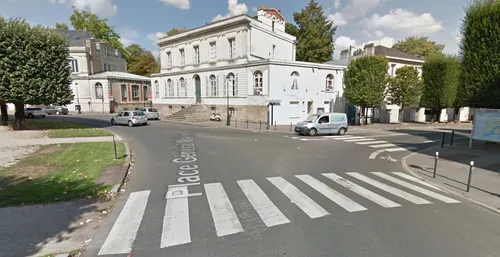 Nantes : une octogénaire assène un coup de canne sur les fesses de...