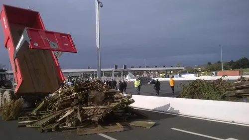 Colère des agriculteurs : la RN137 fermée à Derval, barrages...