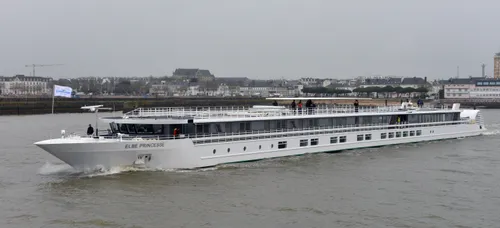 Saint-Nazaire : l'Elbe Princesse met les voiles