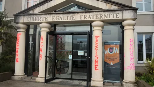 La mairie de la Montagne taguée