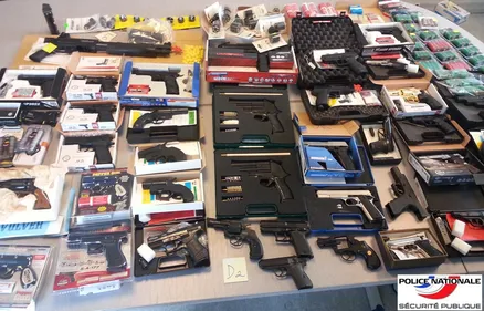 Couteaux de combat et armes à feu découverts au domicile d'un...