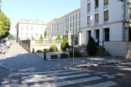 Nantes : ils collaient des coeurs sur la façade de la préfecture...