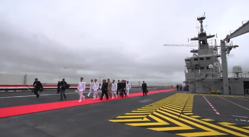 Saint-Nazaire : DCNS livre le premier porte-hélicoptères de type...