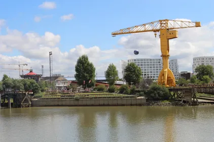 Un père de famille retranché sur une grue à Nantes refuse de descendre