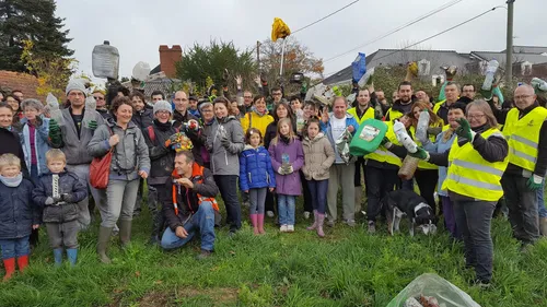 80 bénévoles pour nettoyer deux anciens camps de roms à Nantes