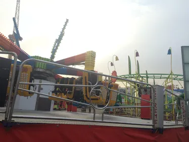 Saint-Nazaire : la fête foraine bat son plein pour Noël 