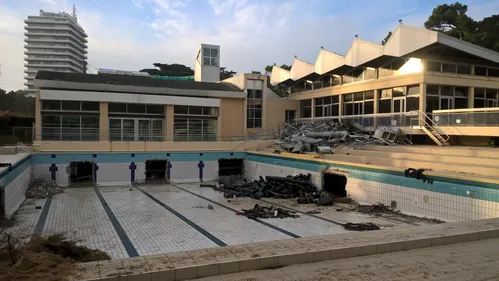 Aquabaule à la Baule : la démolition extérieure débute