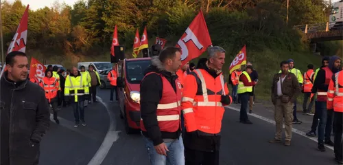 Nantes : les éboueurs bloquent le pont de Cheviré