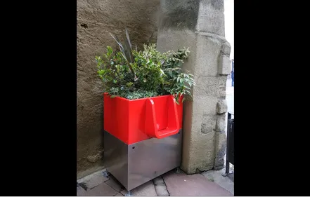 A Nantes, des uritrottoirs pour lutter contre les traces de pipi