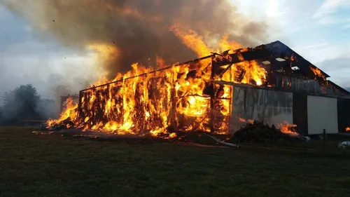 Un hangar agricole en proie aux flammes près de Châteaubriant