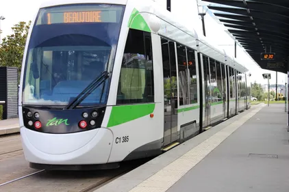 Un homme tué d'un coup de couteau dans le tram Nantais