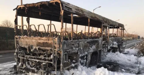 Calais : un bus scolaire totalement embrasé devant un lycée