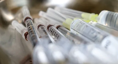 Vaccin anti-Covid-19 : l'ARS Hauts-de-France suspend la prise de...
