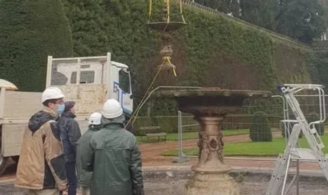 A Saint-Omer, la fontaine du jardin public se refait une beauté.