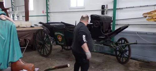 A Bailleul, la calèche du docteur Piccolisimo se refait une beauté.