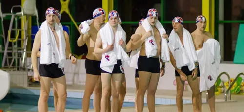 L'équipe de natation synchronisée masculine de Montreuil sur France...