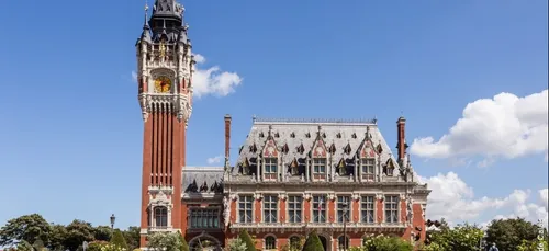 Calais: L'hôtel de ville tout de vert vêtu, ce soir