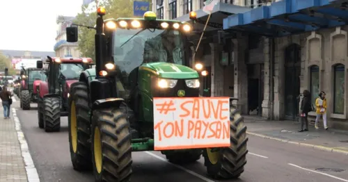 Opération escargot des agriculteurs ce vendredi matin sur l'A26...