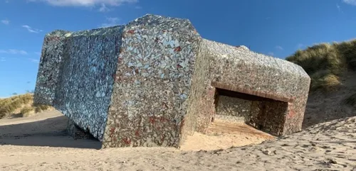 La désinstallation du blockhaus miroir se poursuit, à Leffrinckoucke