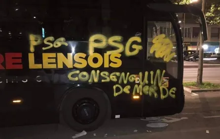 Le car du RC Lens tagué, deux personnes interpellées