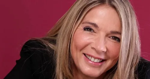 Hélène Rollès : un retour prometteur en musique !