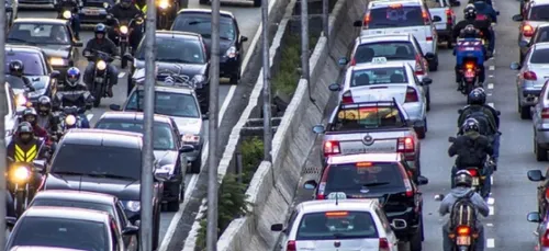 Les deux-roues de nouveau autorisés à circuler entre les files de...
