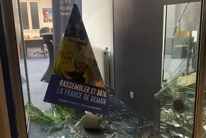 Saint-Omer : la vitrine de la fédération LR dégradée dans la nuit...