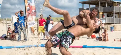 La plage et le sable pour lutter