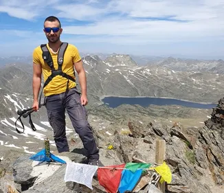 Il escalade des montagnes après avoir vaincu la maladie de Lyme