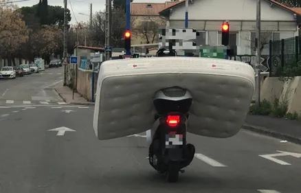 Insolite : un matelas sur un scooter à Montpellier