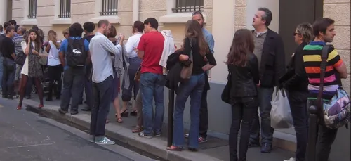 Coronavirus : les files d'attente fleurissent sur les trottoirs