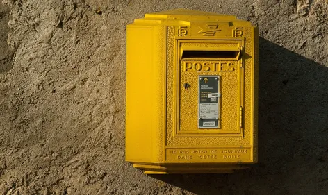 Coronavirus : la Poste réduit le nombre de ses tournées