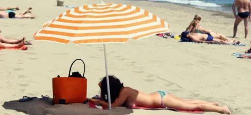 Seins nus sur la plage : la "maladresse" des gendarmes des...