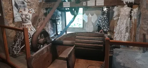 Aude : du crottin de cheval pour fabriquer du papier