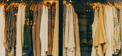 Environnement : les habitudes à prendre pour une garde-robe plus...