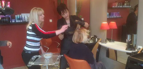 Bérengère Poletti dans la peau d'une coiffeuse