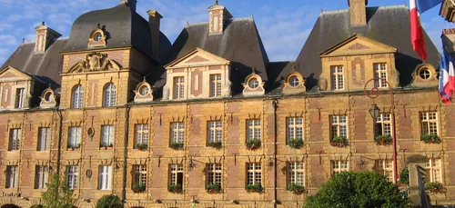 Stationnement sur la Place Ducale à Charleville.